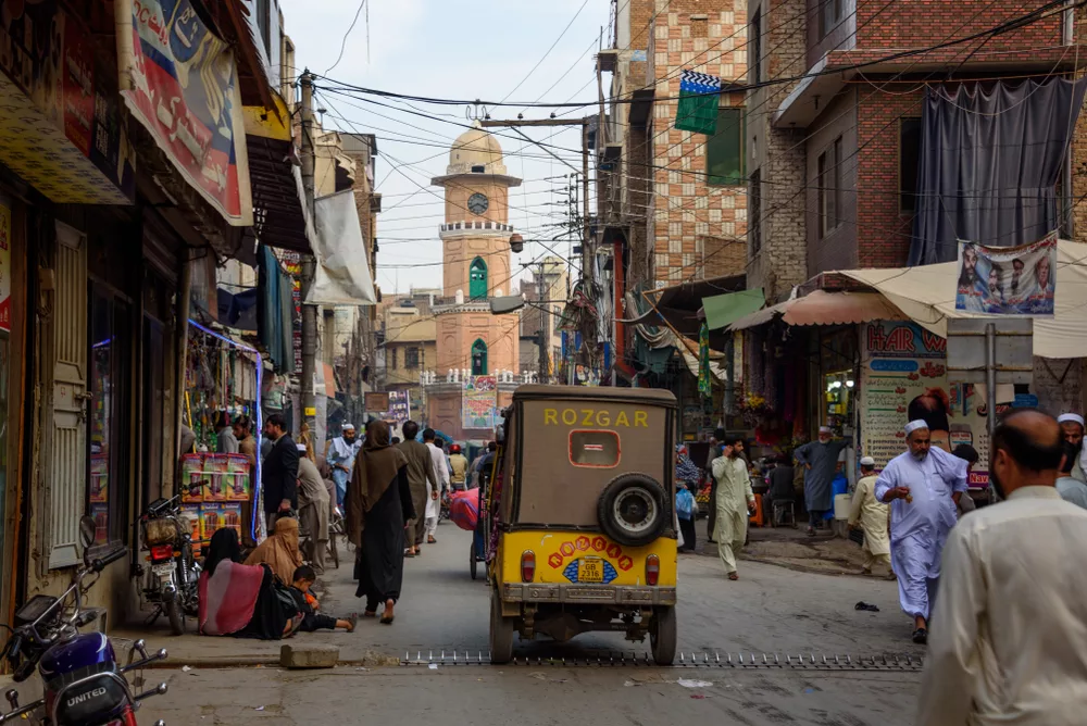 Scene from busy street in Pakistan used to illustrate Pakistani crypto story.