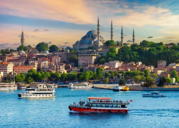 Istanbul's famous Suleymaniye mosque in background with boats on the Bosphorous in the foreground, used to illustrate an article about Turkey's crypto adoption.